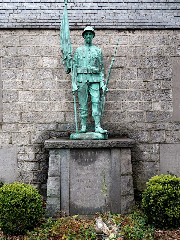 Monument aux morts et aux combattants des deux guerres à Ocquier (Clavier)