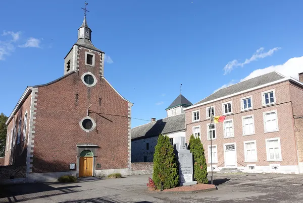 Kerk Saint-Pierre en Ferme de la Tour aan de Place des Hèros in Vinalmont (Wanze)