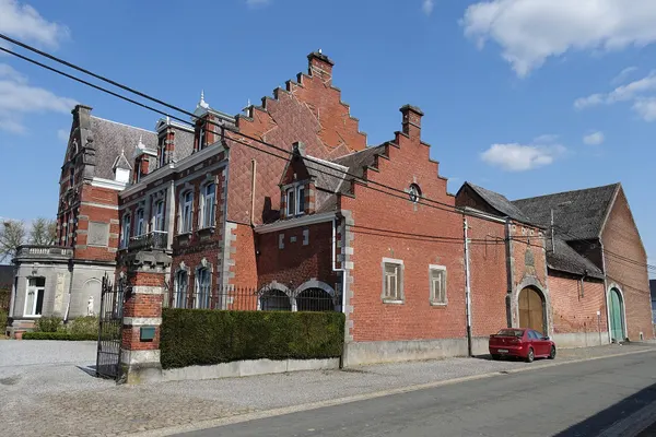 Château de Cras-Avernas (Château Snyers) de 1897 avec ancienne ferme de l'abbaie Saint-Laurent, à Cras-Avernas (Hannut)