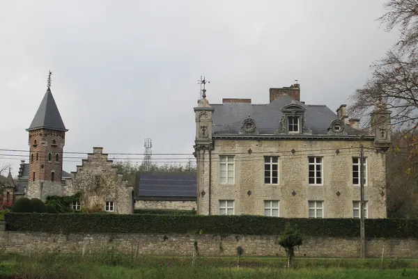 Château de Beez (Namur) de la fin du 18e siècle, presque complètement refait au début du 20e siècleː