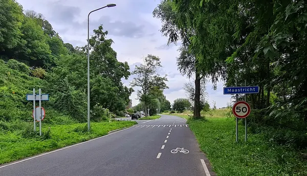De Rue Collinet in Petit-Lanaye, gemeente Visé, België, vlak voor de rijksgrens met Nederland.