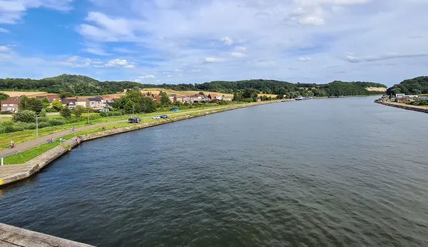 Gezicht op het Albertkanaal vanaf de brug in Kanne in de gemeente Riemst, België.