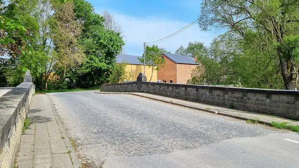 Éprave, commune belge de Rochefort, en Région wallonne dans la province de Namur. Pont enjambant la rivière L'Homme.