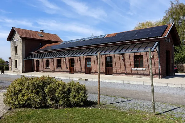 Old railwaystation of Braives, on former SNCB line 127. Nowadays in use as community center owned by the municipality of Braives.