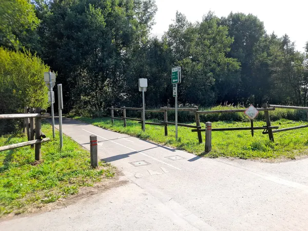 RAVeL 163 crossing 32 direction north.