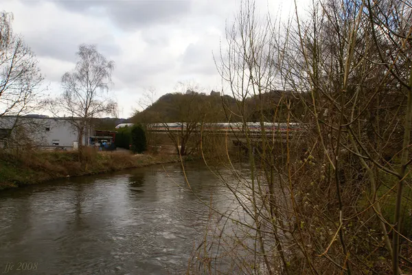 Vaux-sous-Chèvremont (Belgium) The river Vesdr, Railway Bridge in Hauster with German ICE train crossing El riu Vesdre, el pont…