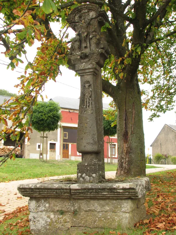 Habergy - Calvaire situé devant l'église