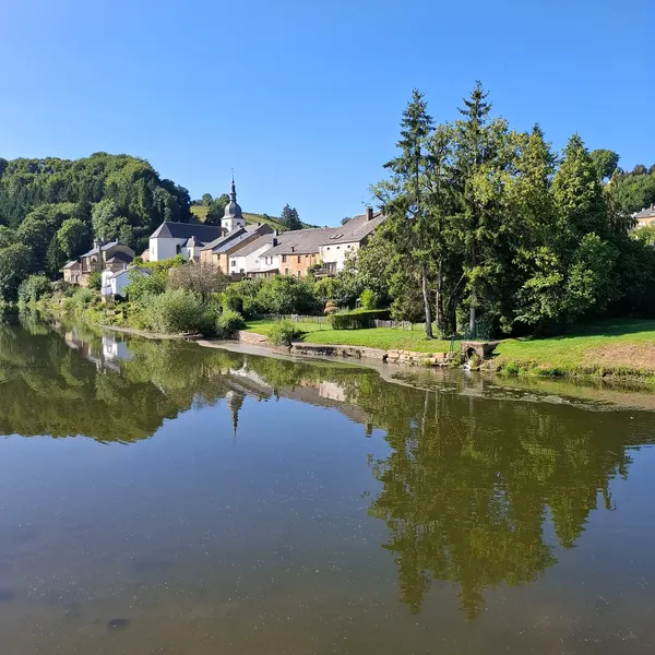 Vue sur la ville de Chassepierre, en été, depuis la route de Davihat, et son pont traversant la Semois.