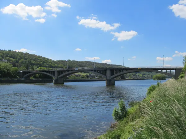 Le pont sur la Meuse à Ombret, traversé par la route nationale belge N696.