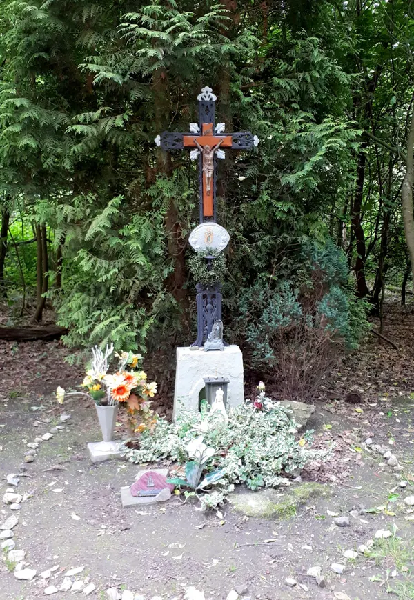 Wegekreuz im Wald bei Neu-Moresnet, Ende der Klothstraße; Arrangement mit einem Stein mit der Aufschrift "Souvenier de Lourdes" und…