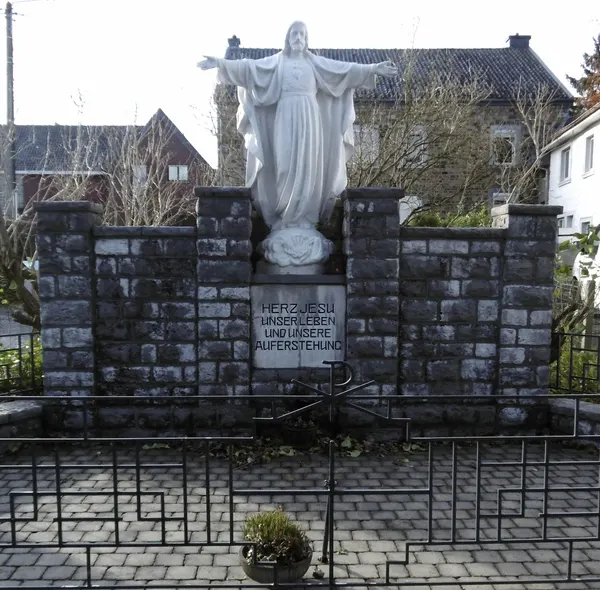 Jesusmonument in NEudorf-Raeren. Inschrift: "Herz Jesu - unser Leben und unsere Auferstehung"