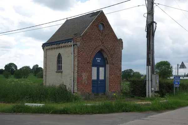 Sint-Rochuskapel aan de straat Bruyères in Froidthier, in mei 2024.