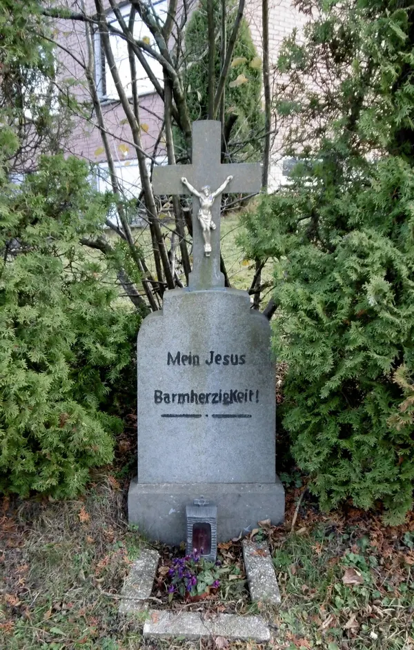 Wegekreuz an der Ecke Neustraße/Bachstraße in Raeren. Inschrift: "Mein Jesus Barmherzigkeit"