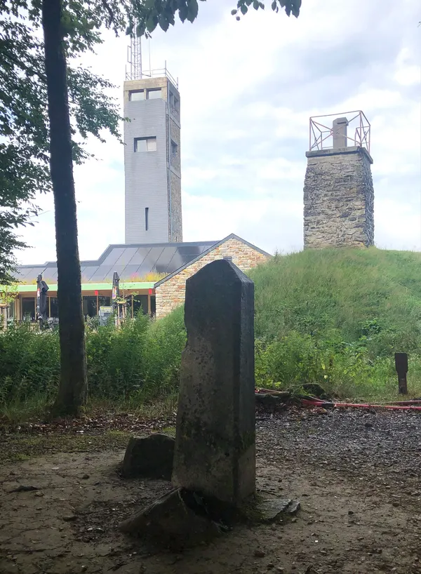 Signal de Botrange 694m, Baltia-Hügel (erhöht Belgien auf 700 m), Tranchot-Denkmal