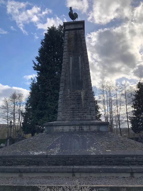 Monument où est enterré Jean-Philippe Lavallé dans le cimetière de Saint-Mard (Virton)