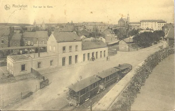 La cour de la gare, avec le bâtiment principal et le tramway vicinal de Han, vers 1905/1910.