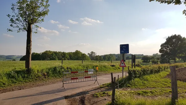 middelste wegafsluiting van Kattenroth in Ulvend tijdens coronacrisis, België