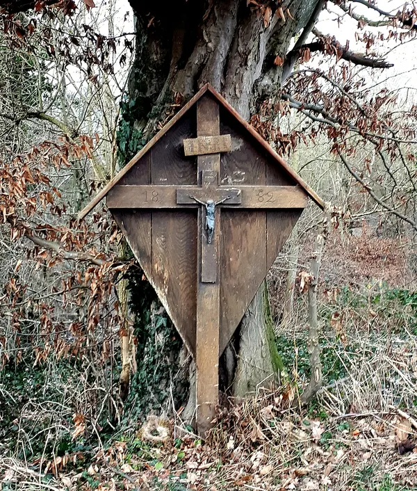 Wegekreuz vor Haus Mühlenweg 117 in Lontzen. Gravur: "1882"