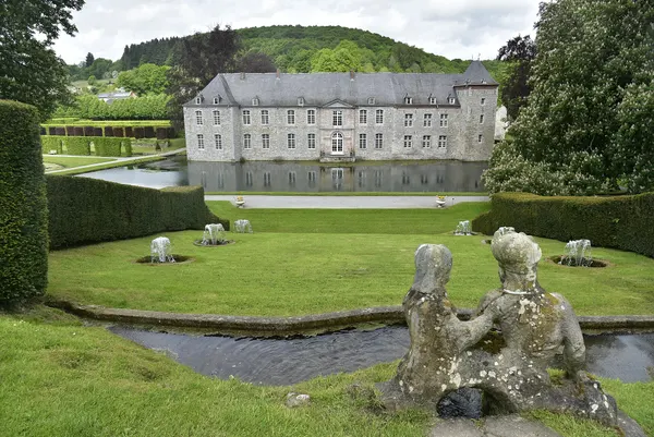 Le château d'Annevoie et son jardin.