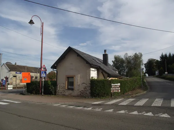 Klein buurtspoorwegstationsgebouw nu in gebruik als woning