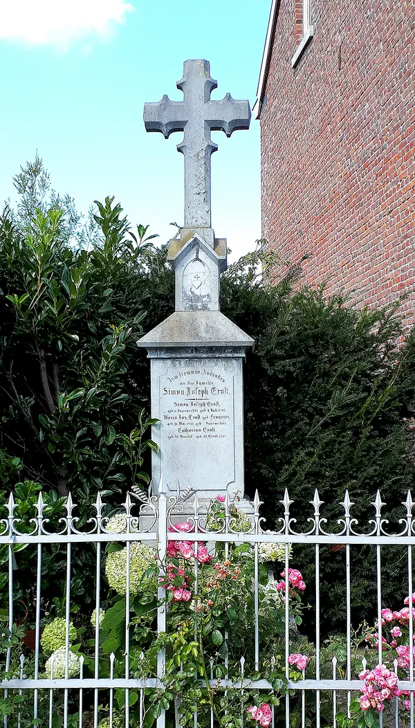 Wegekreuz vor Haus Kapellenstraße 7 in Lontzen-Busch.