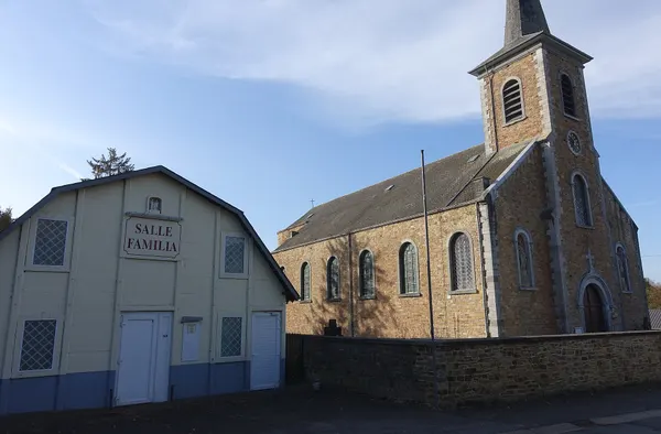 Kerk en zaal Familia in Ville-en-Waret (Andenne)