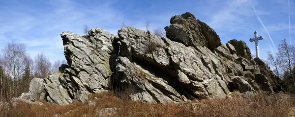 The Richelsley Rock (also known as Richwinsley Rock or “Kreuz im Venn”/“Roche à la Croix”, meaning “Cross in the (High) Fens”/“Rock of…