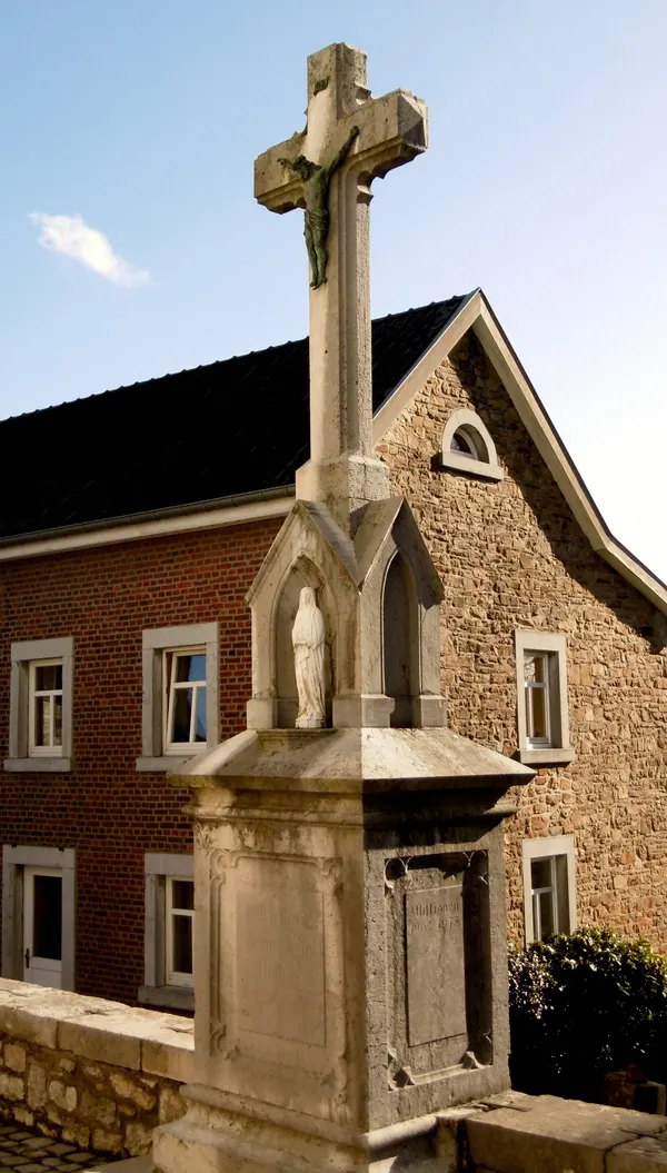 Missionskreuz vor St. Nikolaus Raeren. Inschrift: "Rette Deine Seele. Missionen 1855, 1885, 1899, 1911, 1927, 1935, 1949, 1954, 1964 1978"