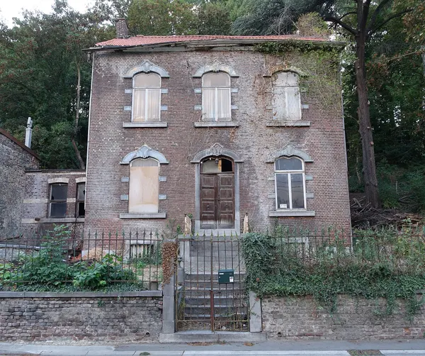 Vroegere villa van de directeur van de mijn Bicquet-Gorée met galerij voor afwatering, tevens gebruikt voor de afvoer van steenkool uit…