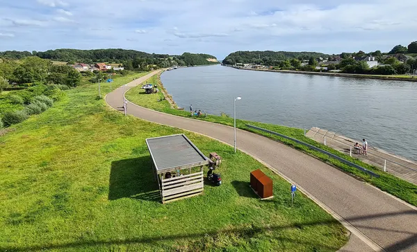 Gezicht op het Albertkanaal vanaf de brug in Kanne in de gemeente Riemst, België.