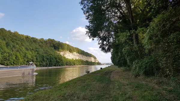 Albertkanaal door de Sint-Pietersberg bij Kanne, België