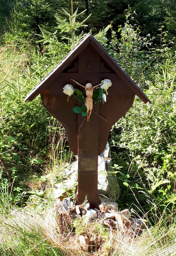 Wegekreuz im Wald östlich der Weserquelle. Inschrift: "Arnold Pilger. 25. März 1823 durch Erschöpfung tot aufgefunden"