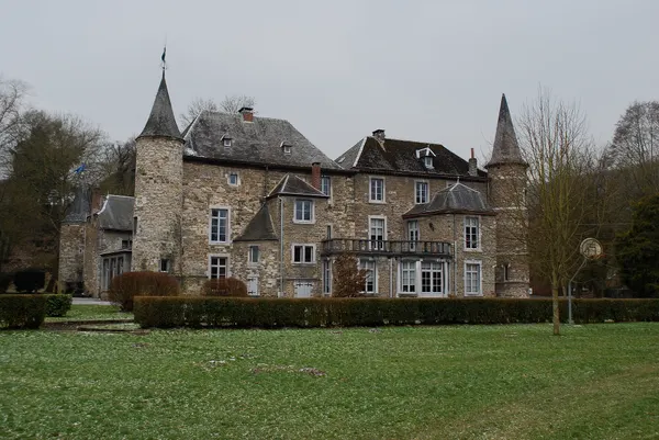 Vue du château du Vieux Fourneau, siège de l'administration communale de Hamoir.