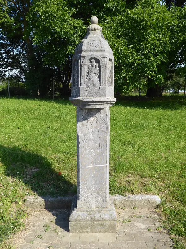 Potale à Notre-Dame de Montaigu à Blehen, avec saint Pierre et saint Donat sur les faces latérales, taillée dans la première moitié du…