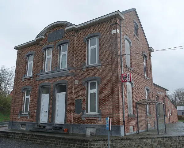 Dorpshuis Poucetof, vroeger gemeentehuis en school uit 1879 in Poucet (Hannut)