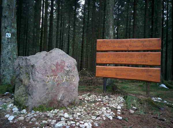 Beidseitiger Gedenkstein zum Ort des Beginns der Ardennenoffensive bei Hollerath