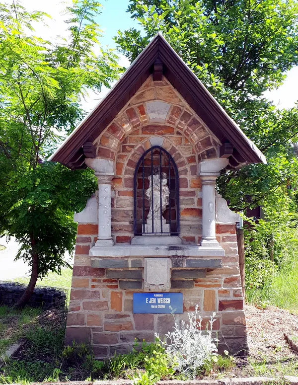 Bildstock an der Rue de Casino in Plombieres; Name: "E jen Weisch"; Wappen Cockerill mit Inschrift: "ora et labora".