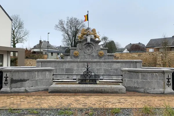 La Fontaine aux Lions de Tintigny a été déplacée pas loin de la Mairie en 2020 suite à des travaux