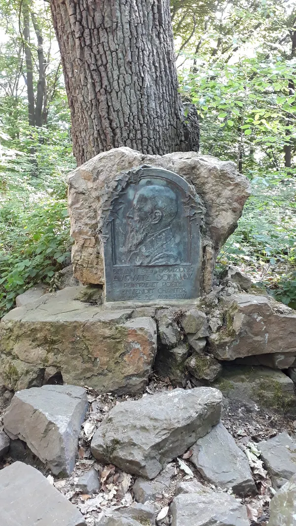 Mémorial Auguste Donnay Il est situé Bois des Manants à 4130 Esneux (Méry) - Belgique Il a été réalisé par Georges Petit et inauguré le4…