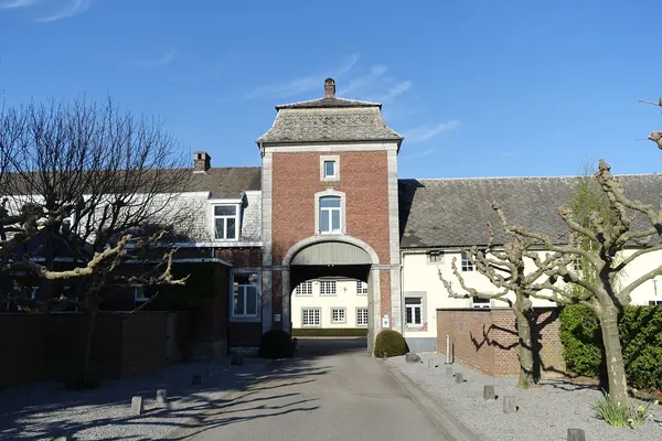 Ferme de Flone Geerː ancienne ferme de l'abbaye de Flône, ferme en quadrilatère, les parties les plus anciennes furent bâties en 1609