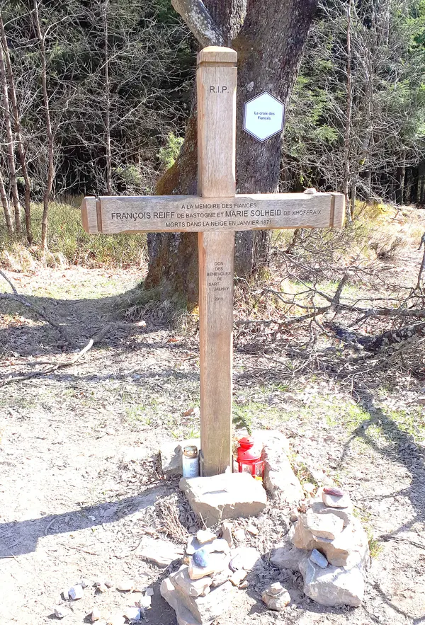 Kreuz der Verlobten bei Baraque Michel. Inschrift: "A la memoire des Fiancés.