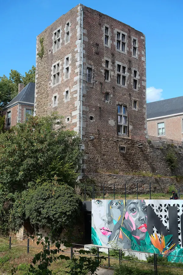 Middeleeuwse donjon in Oupeye, waarschijnlijk uit de 12de of 13de eeuw, verbouwd in de 17de eeuw