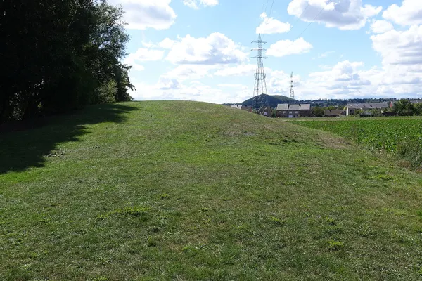 Kleine terril genoemd 'de zwarte berg' door de kinderen van buurt in Rhées Herstal. Terrils de Batteries in de achtergrond