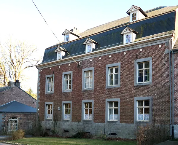 Manoir (château-ferme) des Goffes à Pailhe (Clavier); bâti en 1828; avec une ancienne grange datée de 1792