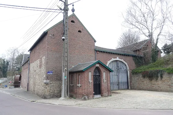 Watermolen Valoir met gesloten hoeve en kapel, reeds vermeld in 1417, in Haccourt (Oupeye)