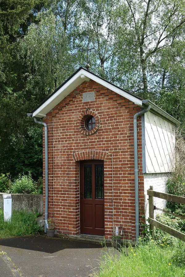 Onze-Lieve-Vrouwe van Lourdeskapel langs de straat L'Engin in La Minerie, gemeente Thimister-Clermont, in mei 2024.