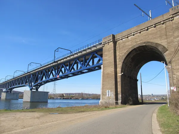 Pont des Allemands (Podul germanilor), un viaduct feroviar peste Meuse în apropiere de Visé, Belgia, pe linia Infrabel 24.