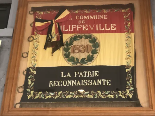 Le drapeau d'honneur de 1830 de Philippeville, restauré et exposé à l'office du tourisme de Philippeville