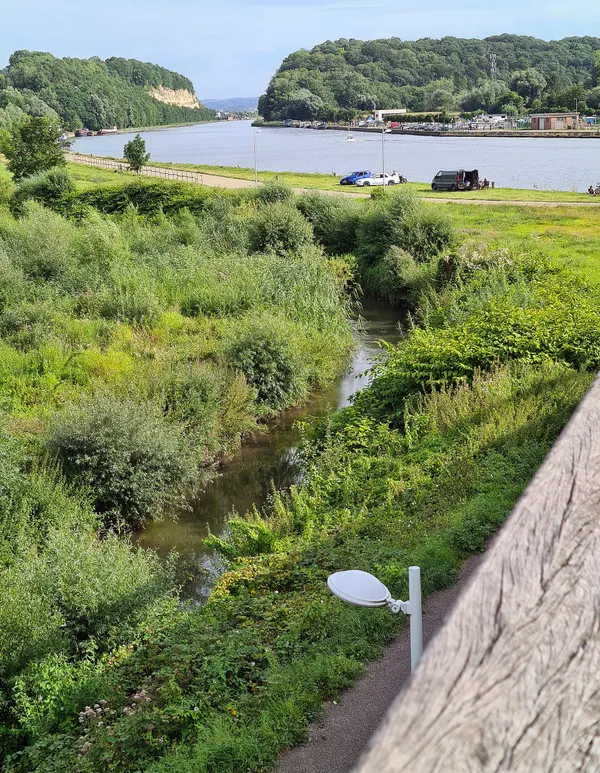 Gezicht op de Jeker (voorgrond) en het Albertkanaal vanaf de brug in Kanne in de gemeente Riemst, België.