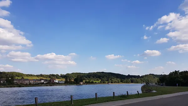 Sint-Pietersberg gezien van overzijde Albertkanaal in Kanne, België
